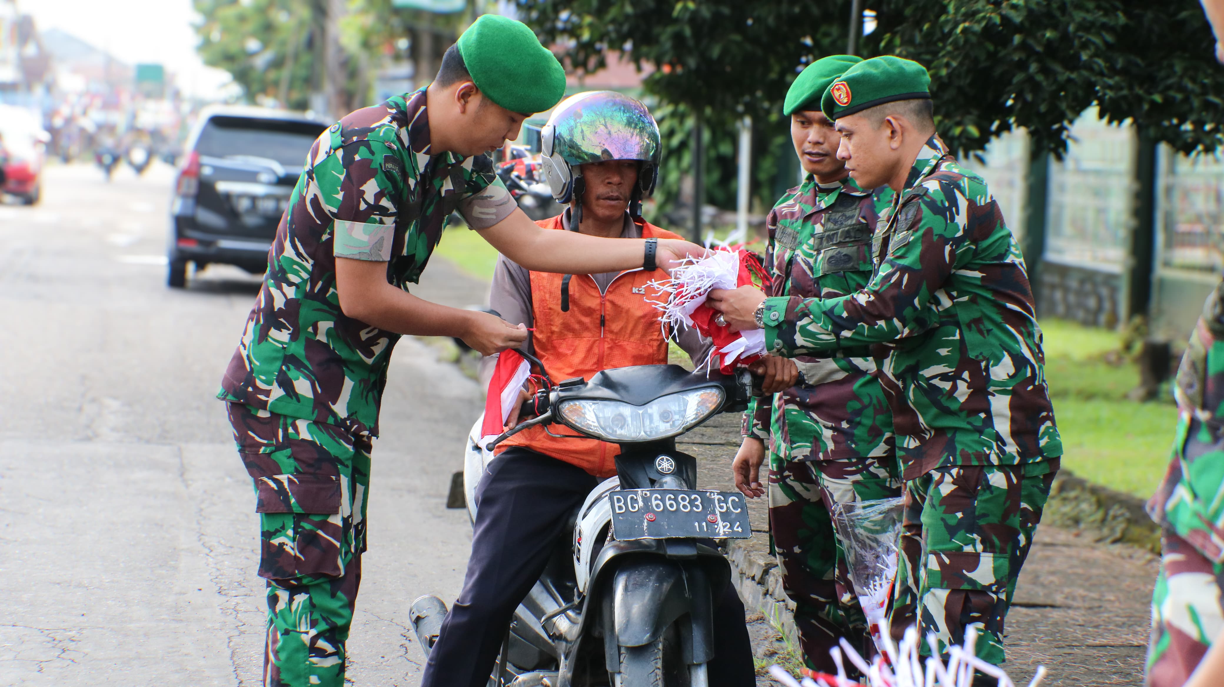 KODIM 0406/LUBUKLINGGAU BAGIKAN BENDERA MERAH PUTIH KEPADA PENGGUNA JALAN