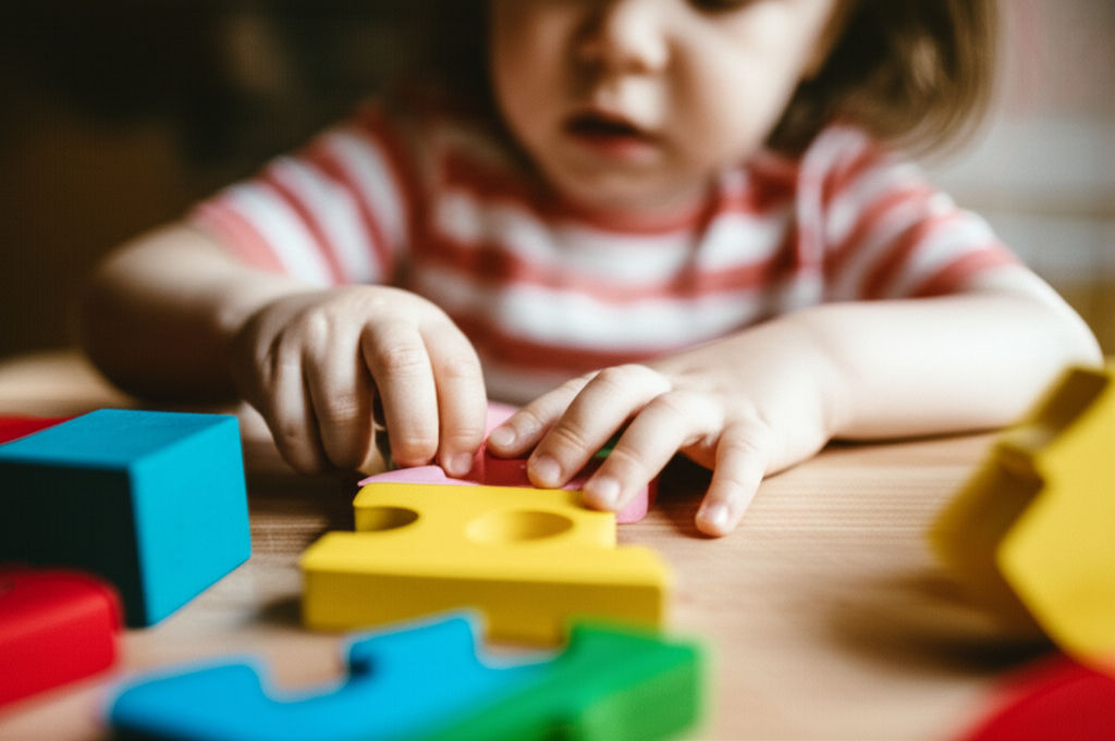 Discover the best educational toys for 2-year-olds! Our guide helps you choose toys that foster cognitive, motor, social, and language development through play.