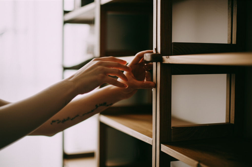 Unlock a spacious, organized home! Discover how smart wooden units maximize space, adding timeless style & efficiency to any living area.