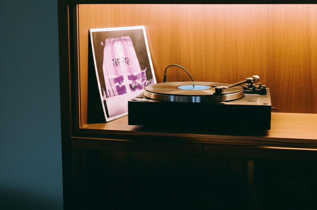 Transform your living room! Discover custom built-in entertainment center ideas for seamless organization, stunning style, and maximized space.