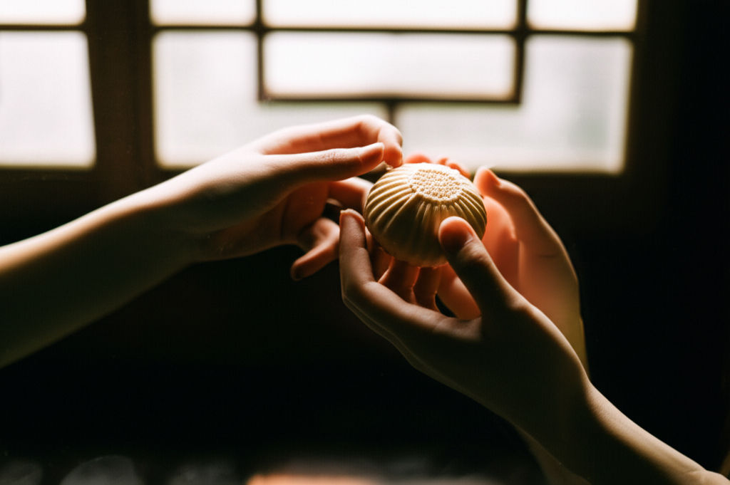 Master the tricky "Travel in Jinzhou: Gulpuffs" quest in Wuthering Waves! This guide helps you conquer the Gulpuff transformation and course with ease.
