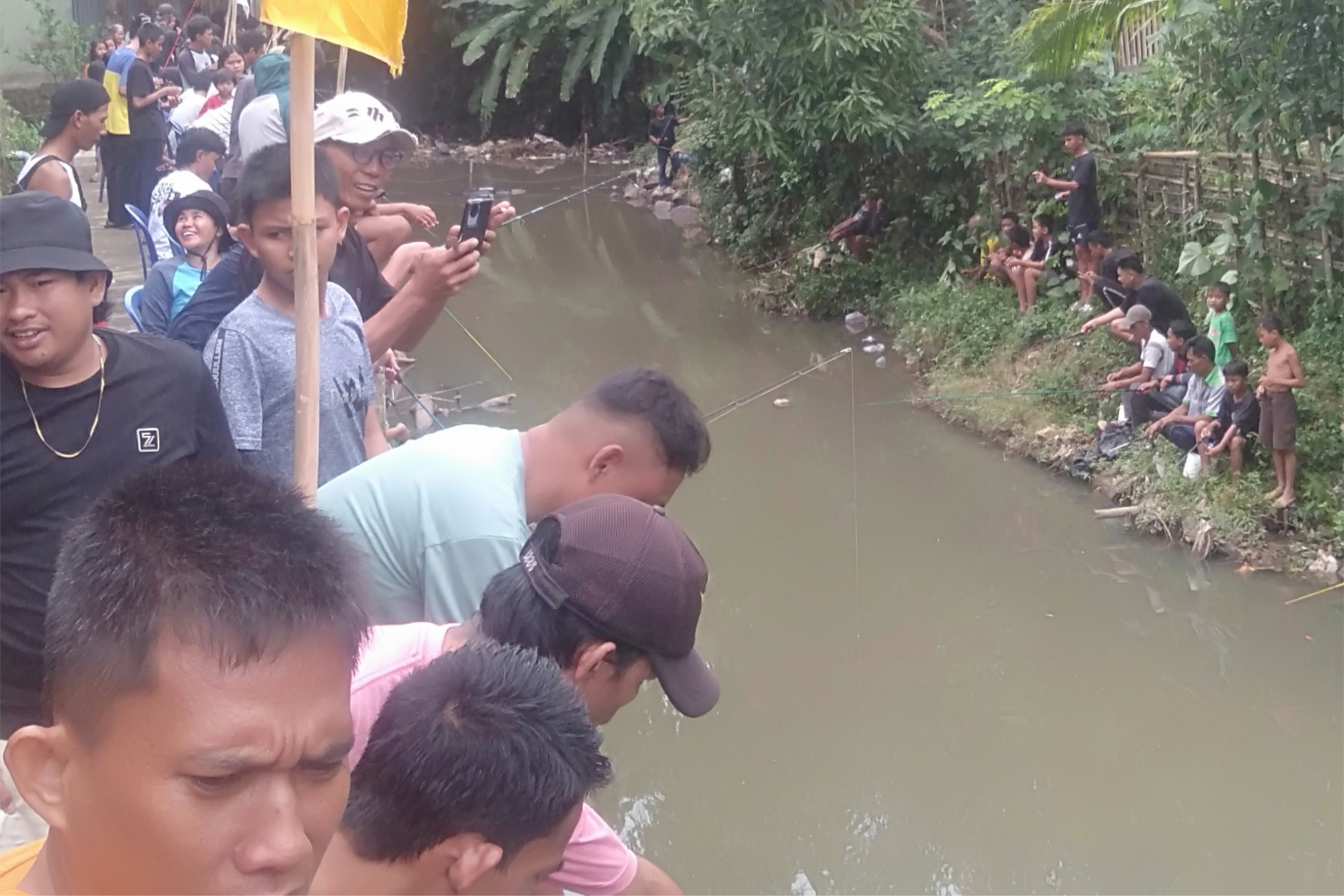 Warga keluarahan Muara Enim RT 02 Rayakan HUT Kemerdekaan RI dengan Lomba Karaoke dan Memancing