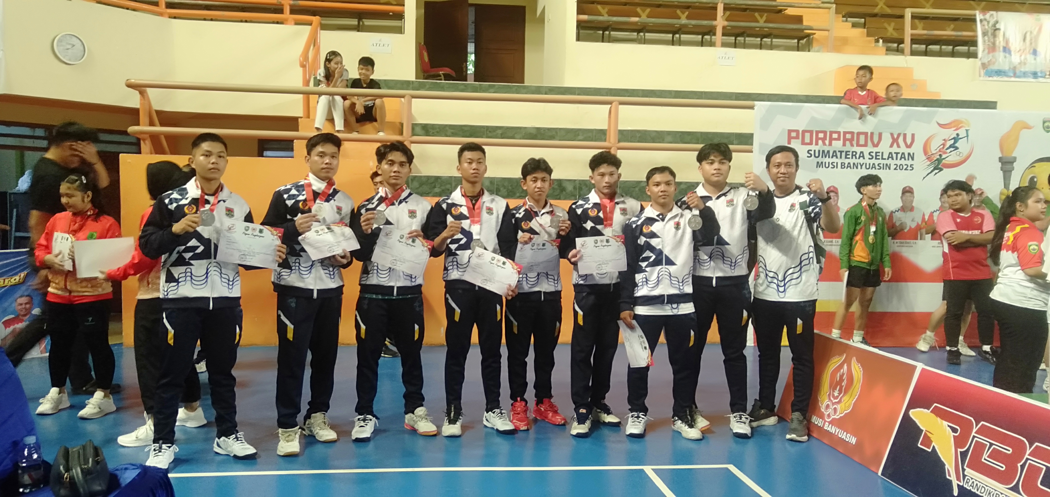 Tim Beregu Putra Bulutangkis Linggau Raih Medali Perak di Porprov XV