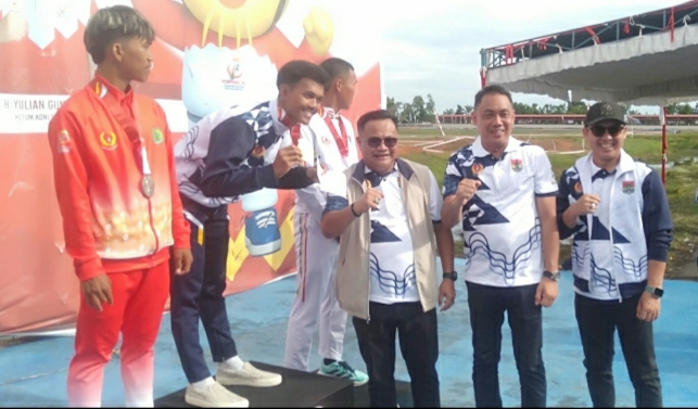 Sekda Linggau Kalungkan Medali Emas Atlet Balap Sepeda