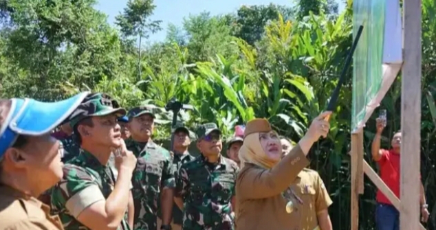 Bupati Hj. Ratna Machmud dan Pangdam II/Swj Cek Lahan Yonif TP 947/Pangeran Amin