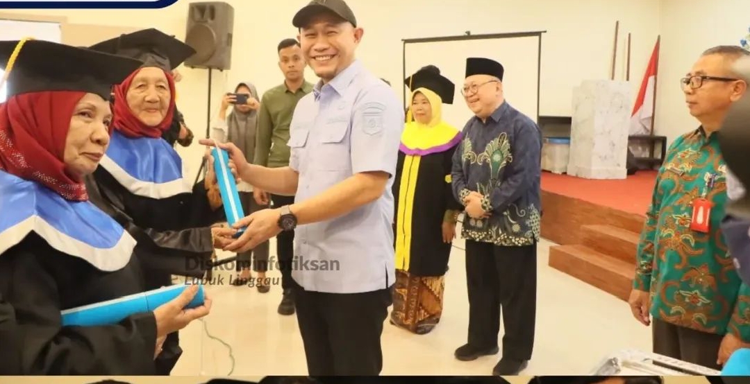 72 Lansia Wisuda, Wako Lubuk Linggau: Bukti Tetap Produktif di Usia Senja