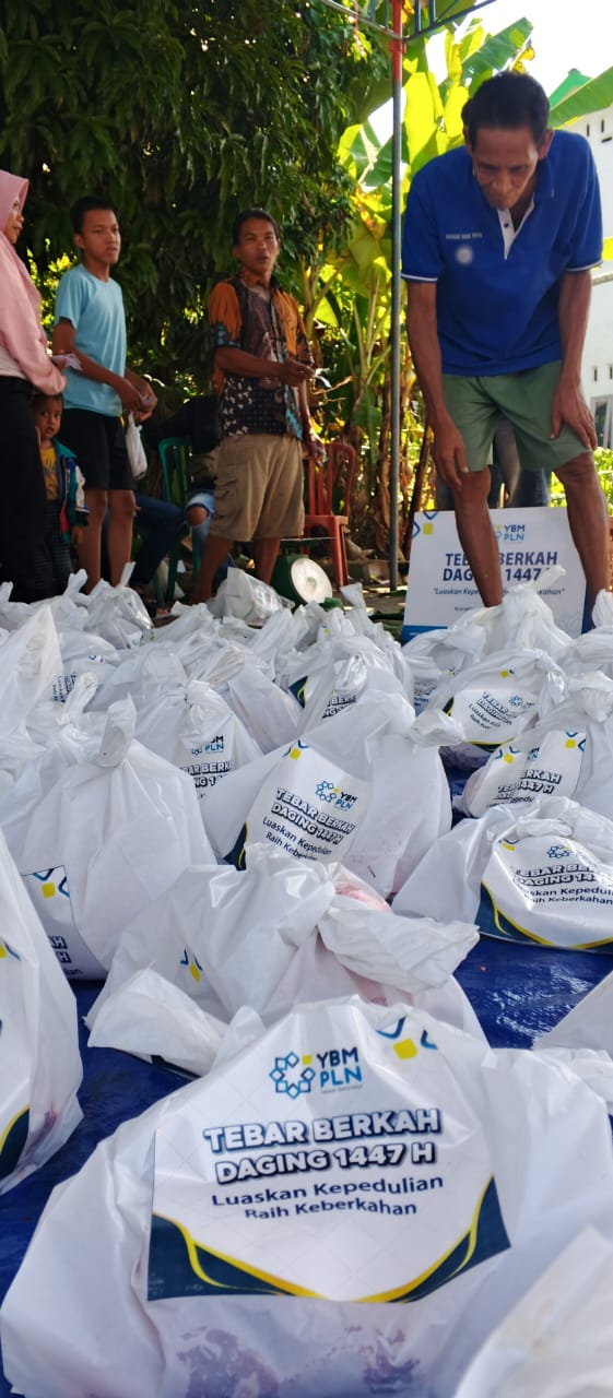 YBM PLN UP3 Linggau Salurkan 150 Paket Daging ke Warga Tiga Kelurahan